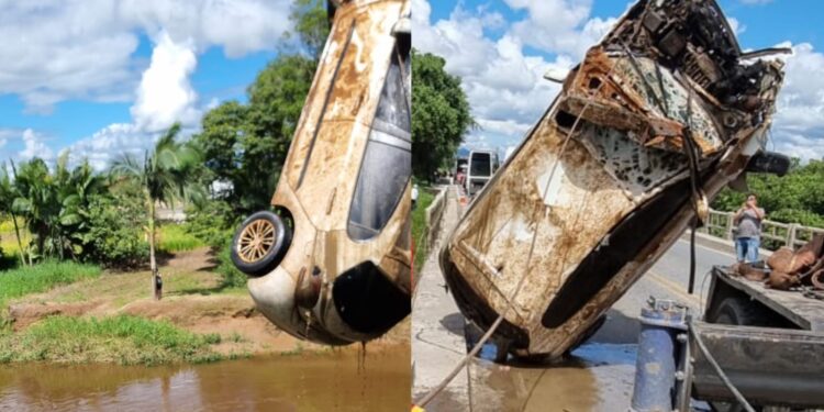 Carro é removido do rio 20 dias após acidente em Araquari