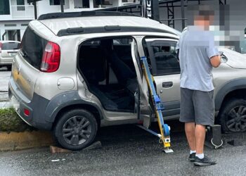 Carro sobe em canteiro na Waldemar Grubba, em Jaraguá do Sul