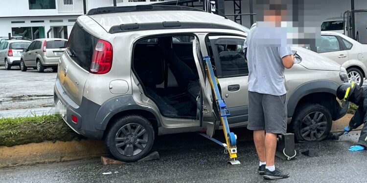 Carro sobe em canteiro na Waldemar Grubba, em Jaraguá do Sul