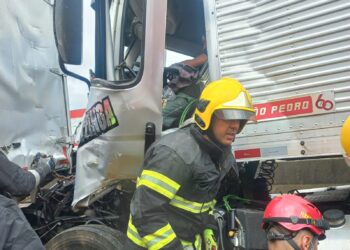 [Fotos] Acidente entre dois caminhões deixa homem preso às ferragens em Barra Velha