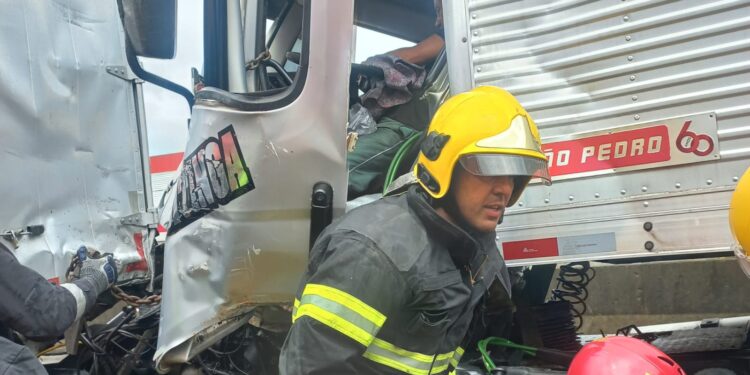 [Fotos] Acidente entre dois caminhões deixa homem preso às ferragens em Barra Velha