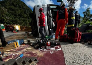 Ônibus que tombou na Serra Dona Francisca transportava adolescentes para o Beto Carrero