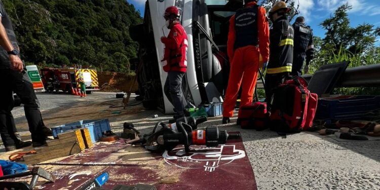 Ônibus que tombou na Serra Dona Francisca transportava adolescentes para o Beto Carrero