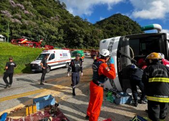 Grave acidente com ônibus deixa mais de 40 feridos na Serra Dona Francisca, em Joinville