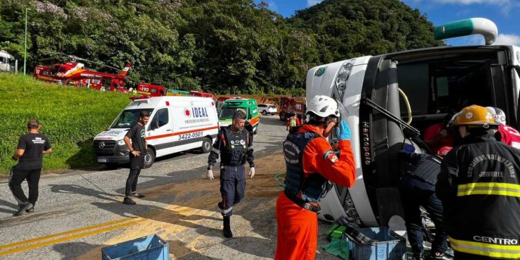 Grave acidente com ônibus deixa mais de 40 feridos na Serra Dona Francisca, em Joinville
