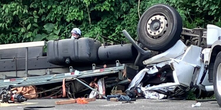 Motorista morre após caminhão capotar na Serra de Corupá