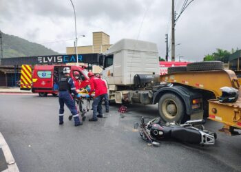 Motociclista fica ferido após cair embaixo de carreta em Jaraguá do Sul