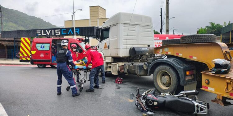 Motociclista fica ferido após cair embaixo de carreta em Jaraguá do Sul