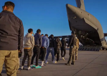 Governo determina retirada de algemas em brasileiros deportados dos EUA