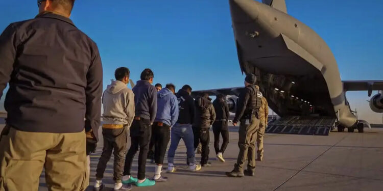 Governo determina retirada de algemas em brasileiros deportados dos EUA