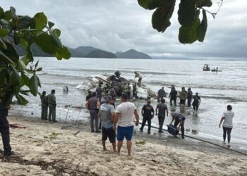 Avião não consegue pousar e explode em praia de Ubatuba