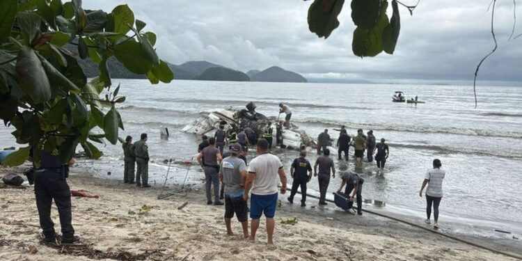 Avião não consegue pousar e explode em praia de Ubatuba
