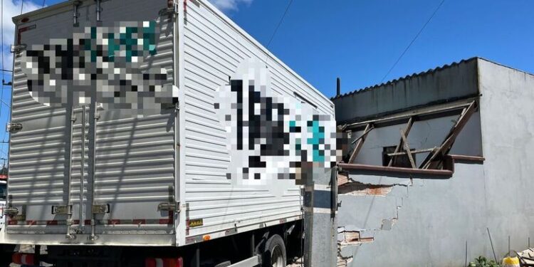 Caminhão desgovernado bate em carro e atinge residência, em Jaraguá do Sul