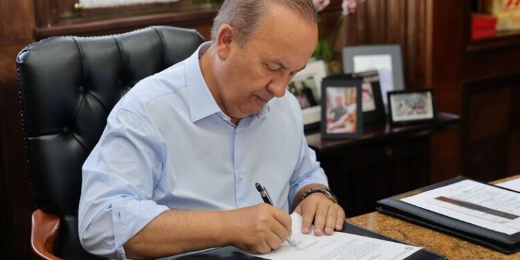 [Vídeo] Governador sanciona lei que proíbe músicas e videoclipes com conteúdo impróprio em escolas de SC