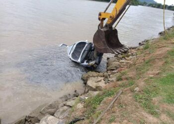 Condutor morre após cair com carro no rio, em Araquari