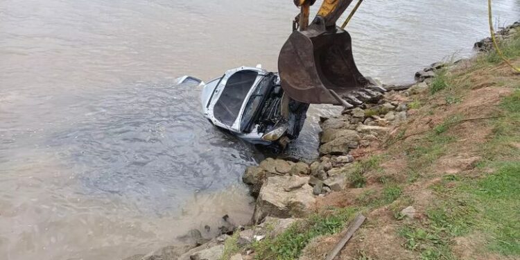 Condutor morre após cair com carro no rio, em Araquari