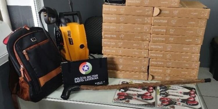 Escola de Corupá é furtada, 25 notebooks são levados e dois homens são presos