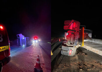 Caminhão carregado com viga de concreto tomba em Guaramirim