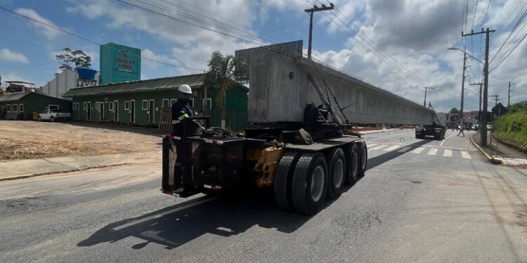 Inicia o transporte das vigas para a ‘Ponte do Brasão’, em Jaraguá do Sul