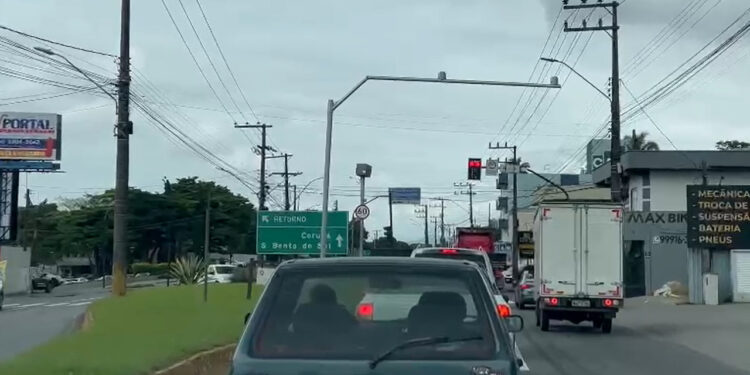 [Vídeo] Por causa do trânsito em horários de pico, semáforo do DG da WEG será alterado