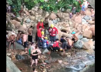 [Vídeo] Policial de folga resgata mulher que bateu a cabeça e desmaiou em Joinville