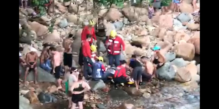 [Vídeo] Policial de folga resgata mulher que bateu a cabeça e desmaiou em Joinville
