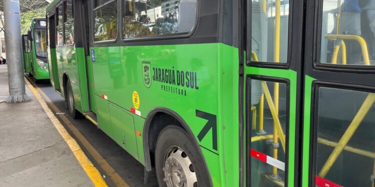 Vereadores pedem ar-condicionado nos ônibus em Jaraguá do Sul