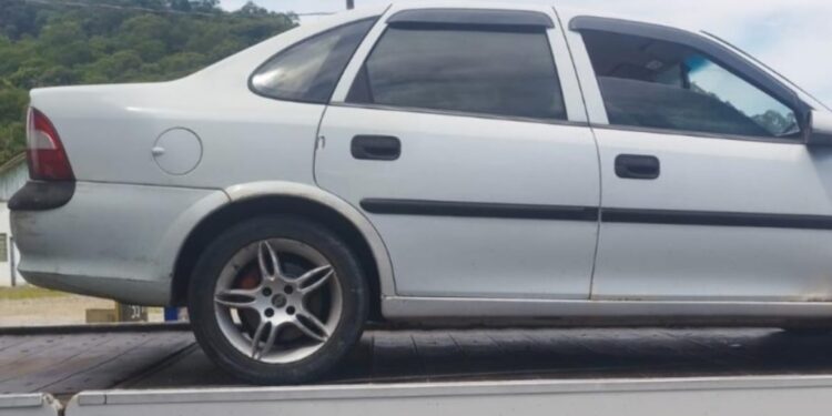 Homem com mandado ativo por homicídio e roubo é preso em Guaramirim