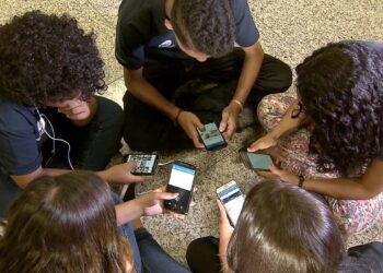 Volta às aulas sem celular: saiba como vai funcionar a nova lei