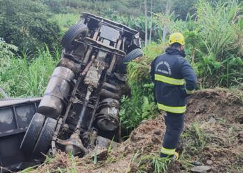 [Vídeo] Carreta tomba em Jaraguá do Sul
