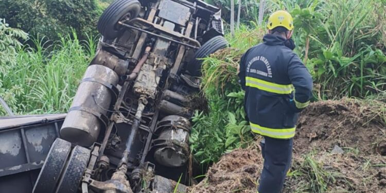 [Vídeo] Carreta tomba em Jaraguá do Sul