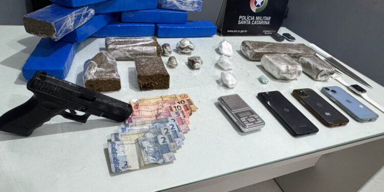 Três homens são presos e 8kg de maconha apreendidos em Guaramirim