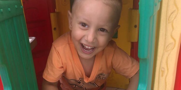 Família de Jaraguá continua campanha para tratamento do filho de três anos com leucemia