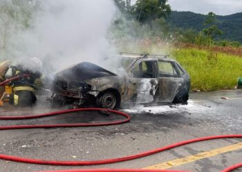 [Vídeo] Carro fica destruído após incêndio em Schroeder