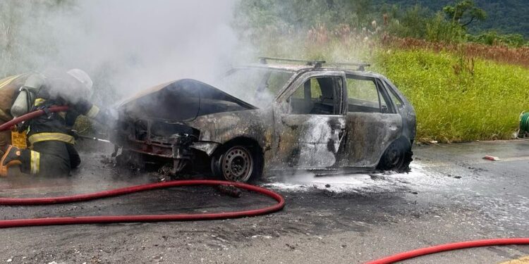 [Vídeo] Carro fica destruído após incêndio em Schroeder