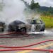 [Vídeo] Carro fica destruído após incêndio em Schroeder