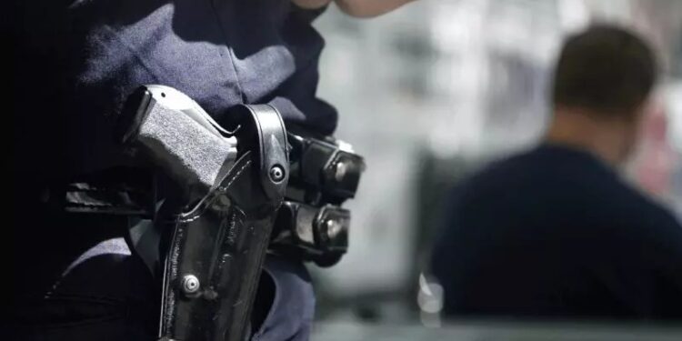 Vigilante atira na própria perna acidentalmente em Guaramirim