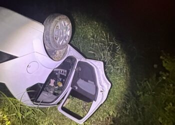 [Fotos] Casal de idosos fica ferido após carro sair de pista e capotar em Schroeder