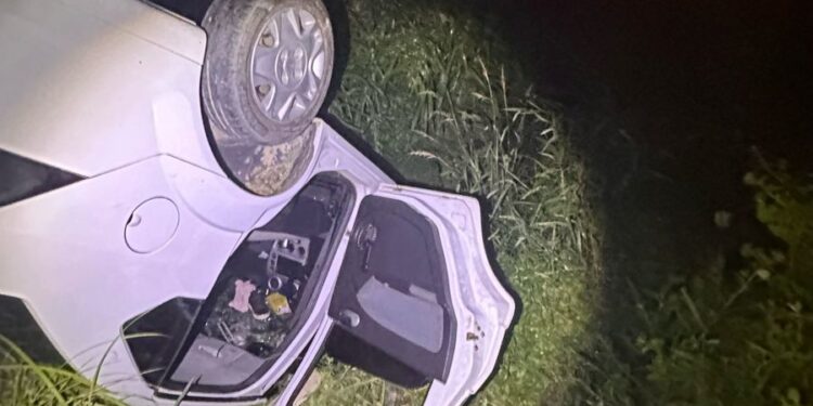 [Fotos] Casal de idosos fica ferido após carro sair de pista e capotar em Schroeder