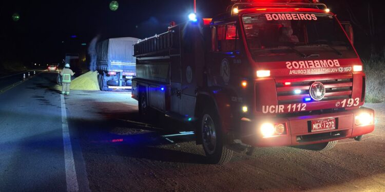 Caminhão carregado com milho pega fogo em Corupá