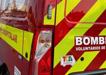 Acidente entre carro e moto deixa jovem ferido em Jaraguá do Sul