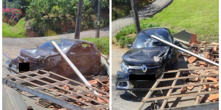 Carro colide contra ponto de ônibus na SC-110, em Jaraguá do Sul