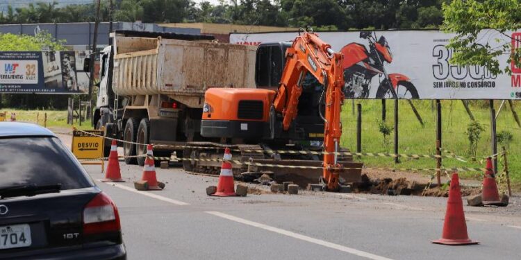 Limpeza de tubulação na Ilha da Figueira, em Jaraguá, está na fase final