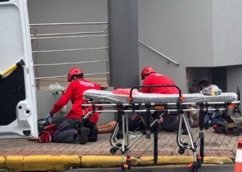 Acidente entre carro e moto deixa motociclista ferido no centro de Jaraguá do Sul