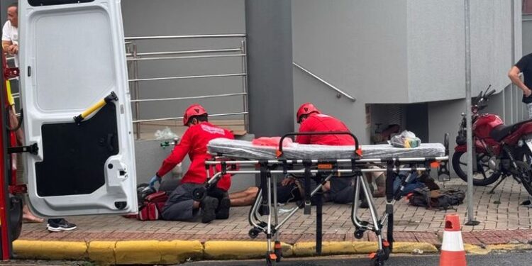 Acidente entre carro e moto deixa motociclista ferido no centro de Jaraguá do Sul
