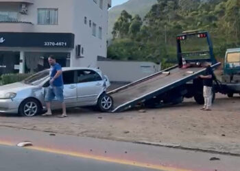 [Vídeo] Carro bate contra poste em Jaraguá do Sul