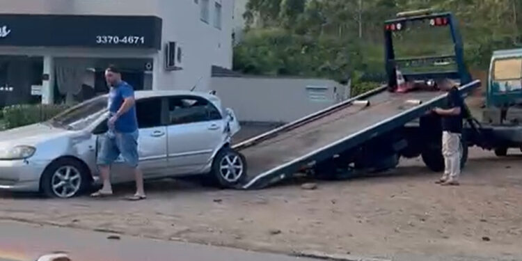 [Vídeo] Carro bate contra poste em Jaraguá do Sul