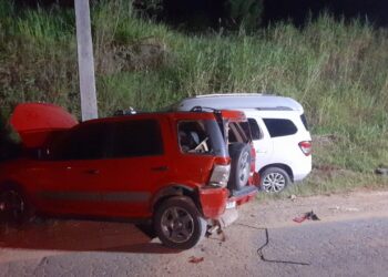 Carro bate na traseira de outro e para após atingir poste em Guaramirim