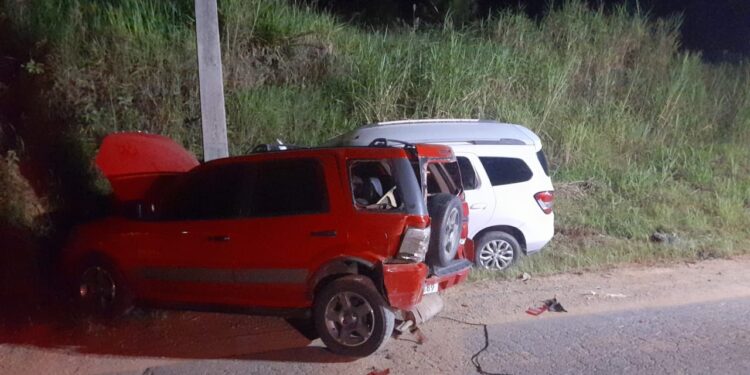Carro bate na traseira de outro e para após atingir poste em Guaramirim