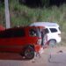 Carro bate na traseira de outro e para após atingir poste em Guaramirim
